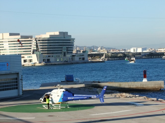 CatHelicopter - im Hintergrund World Trade Center Barcelona