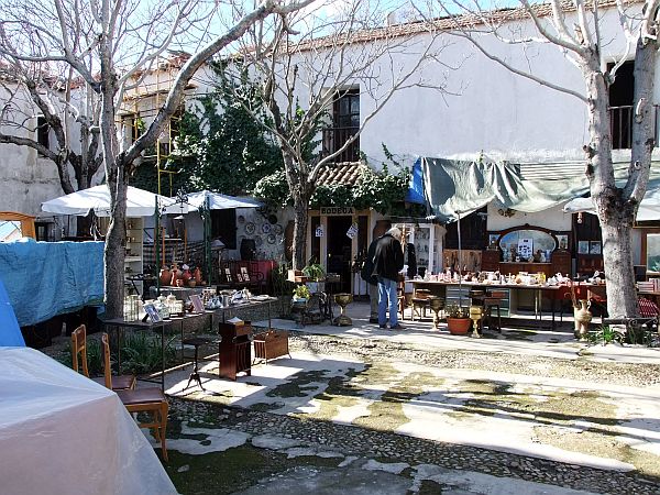 Innenhof des kleinen Flomarkt bei Madrid
