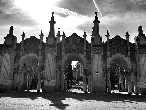 Majestätischer Zugang zum Friedhof.