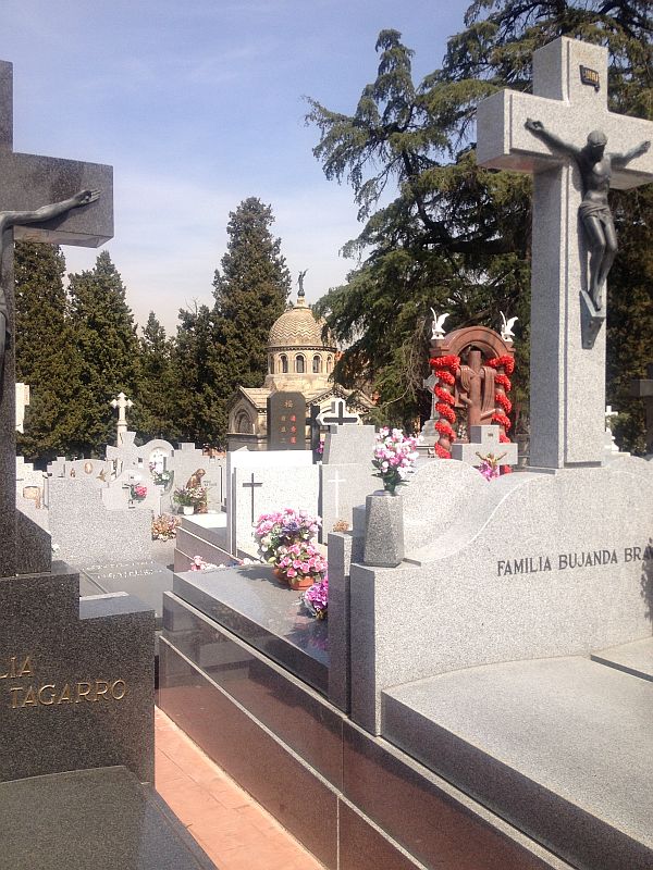 Im Hintergrund sieht man eine der zahlreichen Familiengruften.